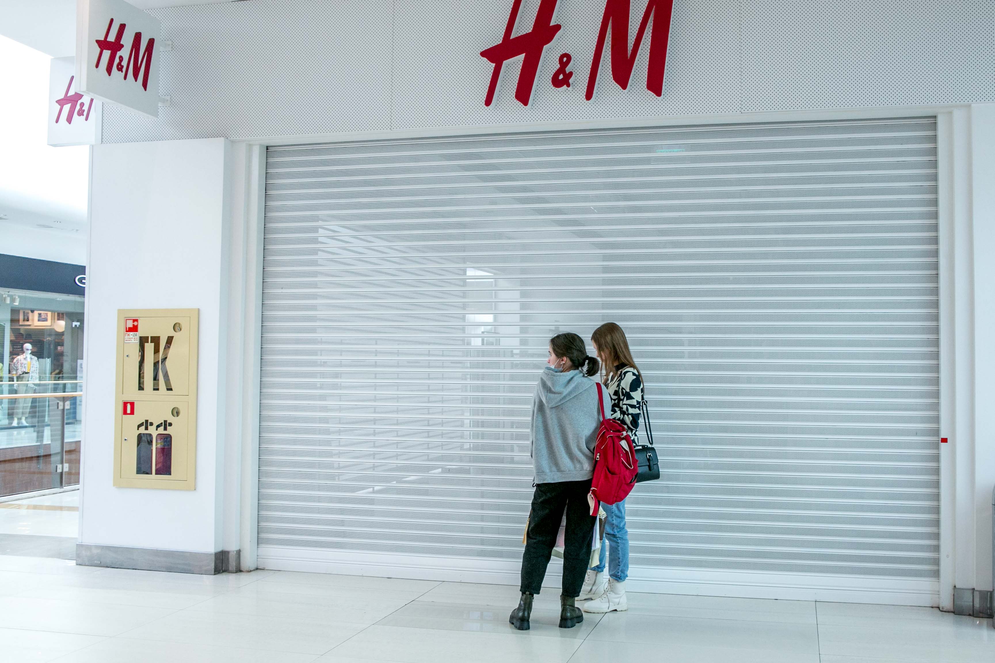 Закрытый м. H&M уходит. Магазин HM. H M уходит из России. H&M сотрудники.