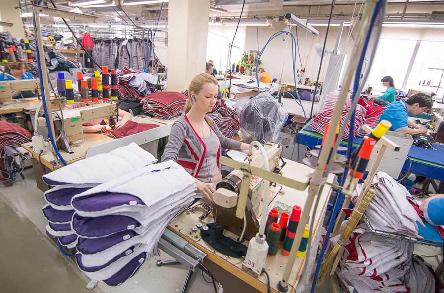 Фабрики пошива женской одежды. Швейная фабрика Кимры. Производство трикотажа. Швейный цех трикотаж. Фабрика трикотажа.