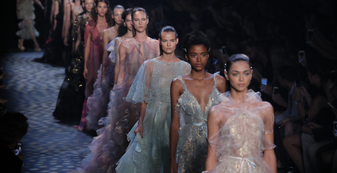 Перезапуск индустрии продолжается по мере приближения недели моды haute couture