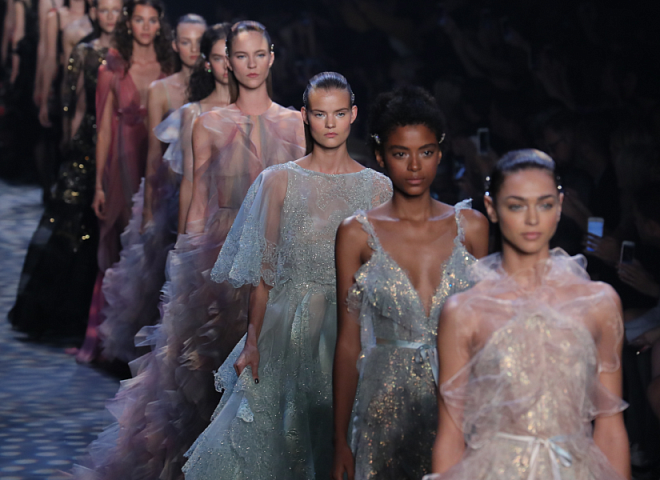 Перезапуск индустрии продолжается по мере приближения недели моды haute couture